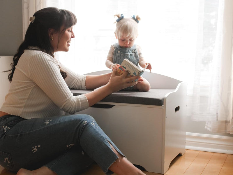 Coffre à jouets blanc avec coussin gris