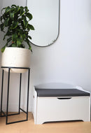 Coffre à jouets blanc avec coussin gris