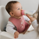 Silicone Bib with Catch-All Pocket – Mouse - Rose Background – Detail 2